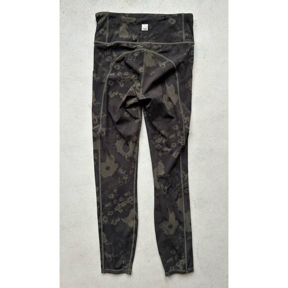 Vuori Stride Legging Womens XS Camo Oregano Green 7/8 Workout Activewear Gym - Picture 3 of 9